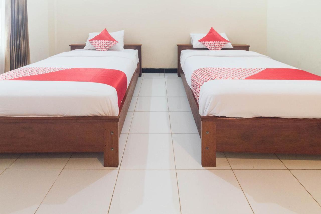 Oyo 1688 Collin Beach Hotel Ambon Exteriör bild