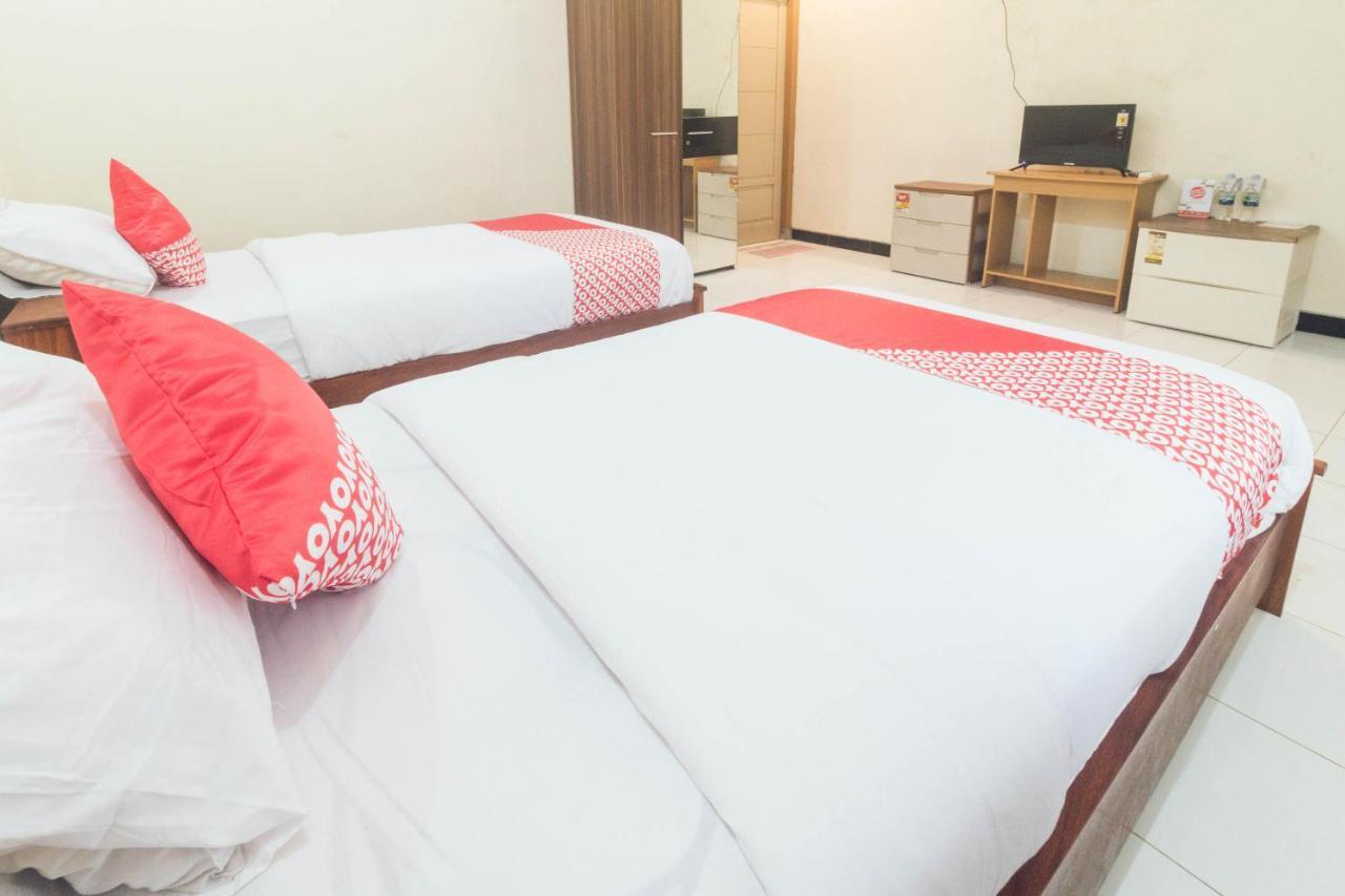 Oyo 1688 Collin Beach Hotel Ambon Exteriör bild